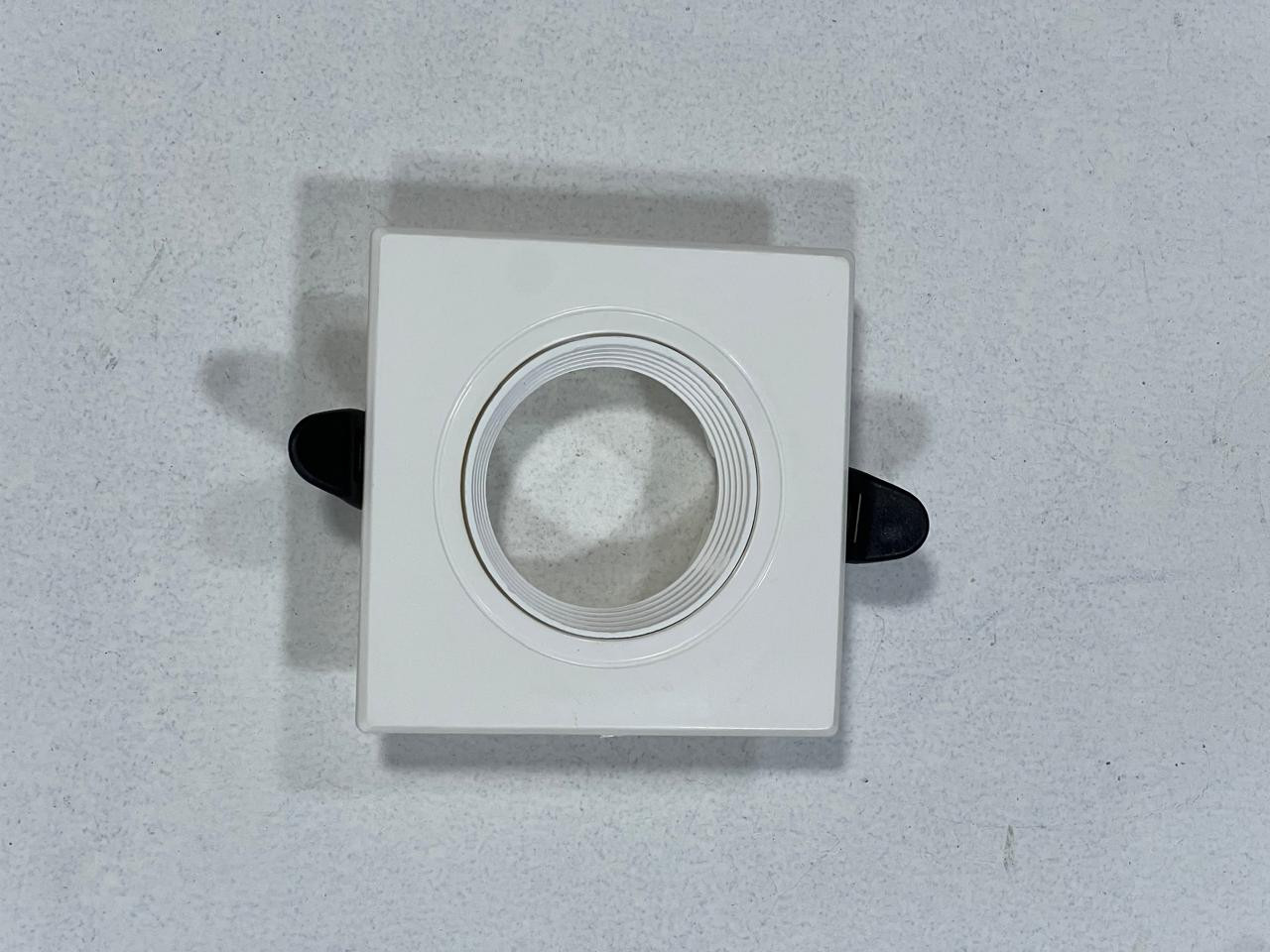 فريم اسبوت مربع فردي ابيض